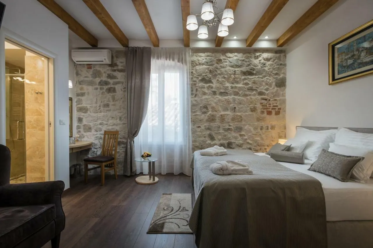 Id Regal Residence Split 4*,